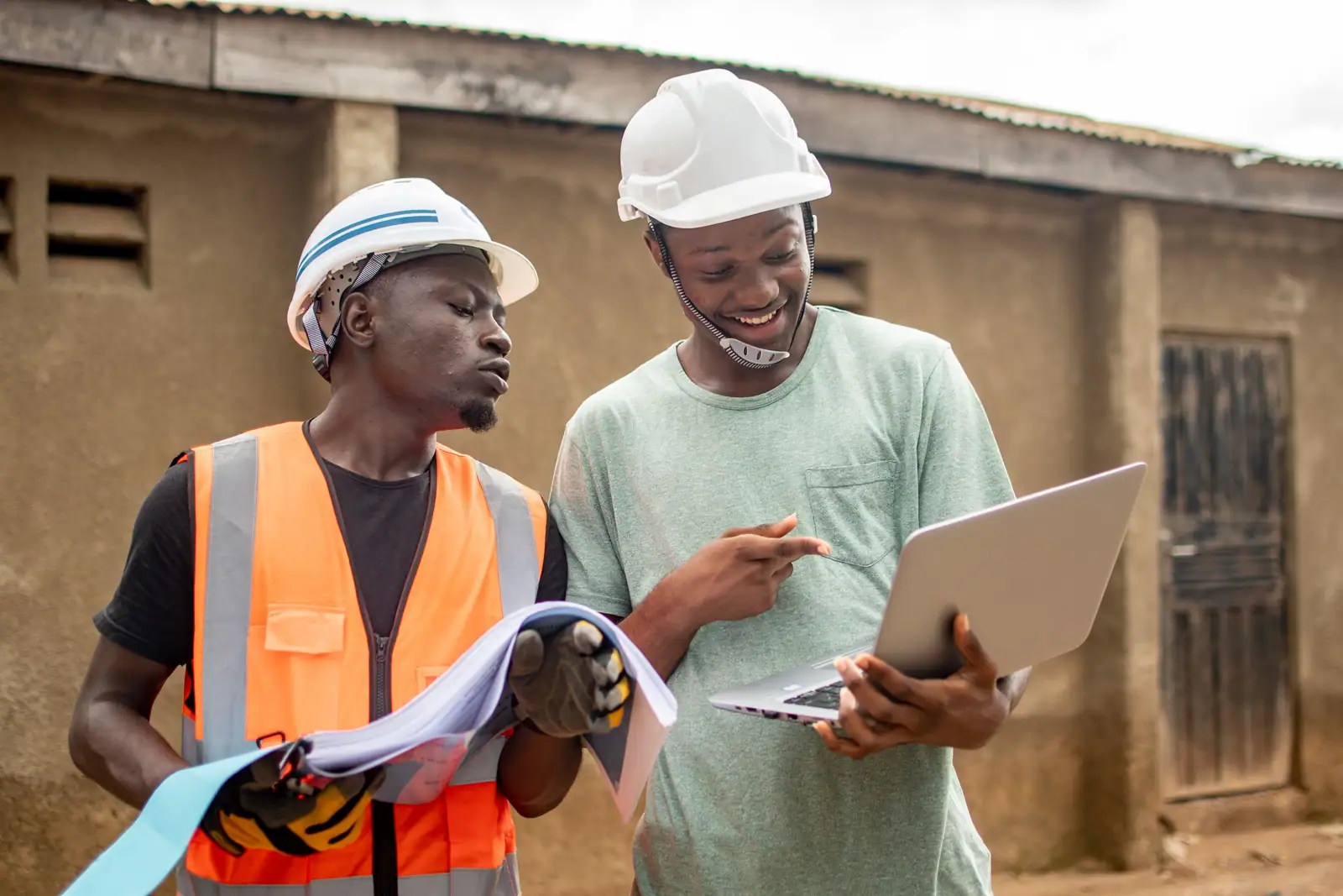 Operator and manager reviewing an audit on site